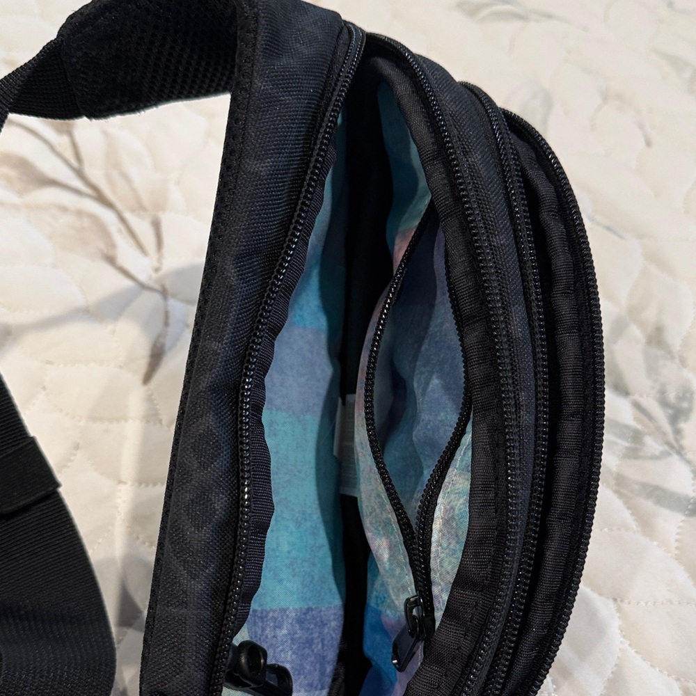 Dakine Black Belt Bag with Purple Accents - Picture 3 of 3